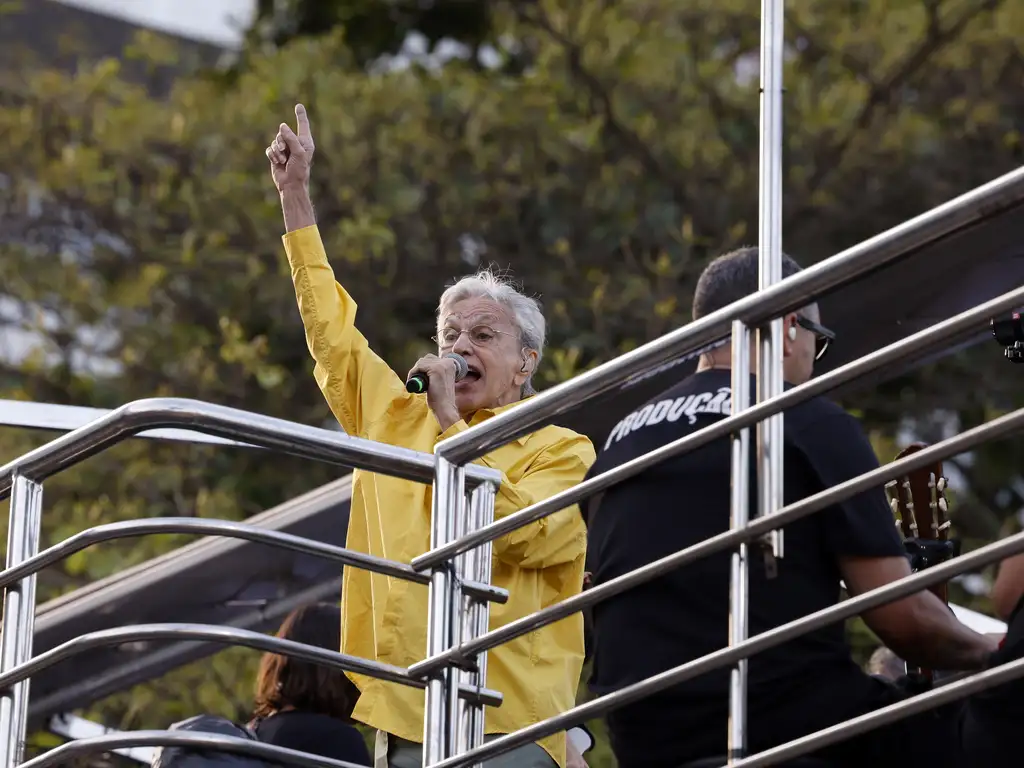 Manifestante em Copacabana chora durante a apresentação da música Cálice, interpretada por Chico Buarque, Gilberto Gil e Caetano Veloso. Foto: Tânia Rego / Agência Brasil