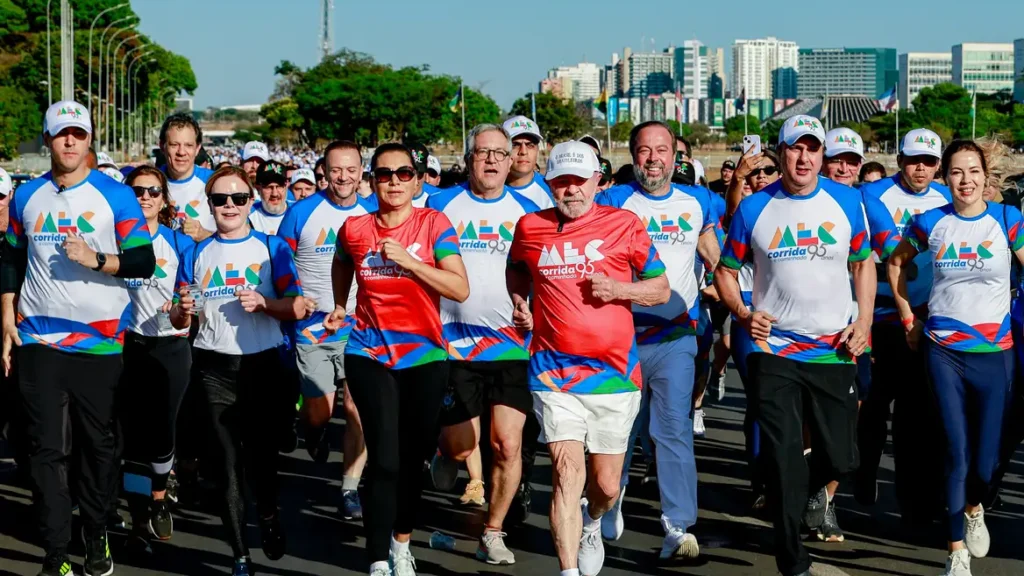 na-corrida-mec-95-anos-lula-mostra-que-esta-em-forma-e-o-brasil-segue-soberano-lula-e-ministros-particpam-da-corrida-que-comemora-o-aniversario-do-mec-saude-do-presidente-esta-em-dia-foto-ricardo-stuckert-tvt-news