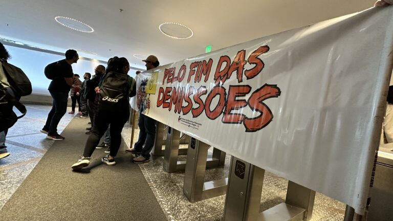 bancarios-protestam-na-sede-do-itau-contra-demissao-em-massa-o-banco-itau-nao-estabeleceu-negociacao-com-o-sindicato-para-ouvir-os-trabalhadores-analisar-os-casos-e-rever-as-demissoes-afirma-neiva-ribeiro-foto-sp-bancarios-tvt-news