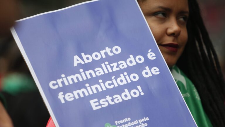 deputados-podem-retroceder-aborto-legal-no-brasil-entidades-fazem-manifestacao-pela-legalizacao-do-aborto-em-frente-ao-masp-foto-paulo-pinto-agencia-brasil-tvt-news