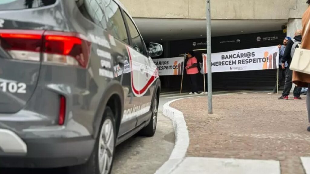 bancarios-itau-protestam-demissoes-em-massa-foto-spbancarios-tvt-news-demissao