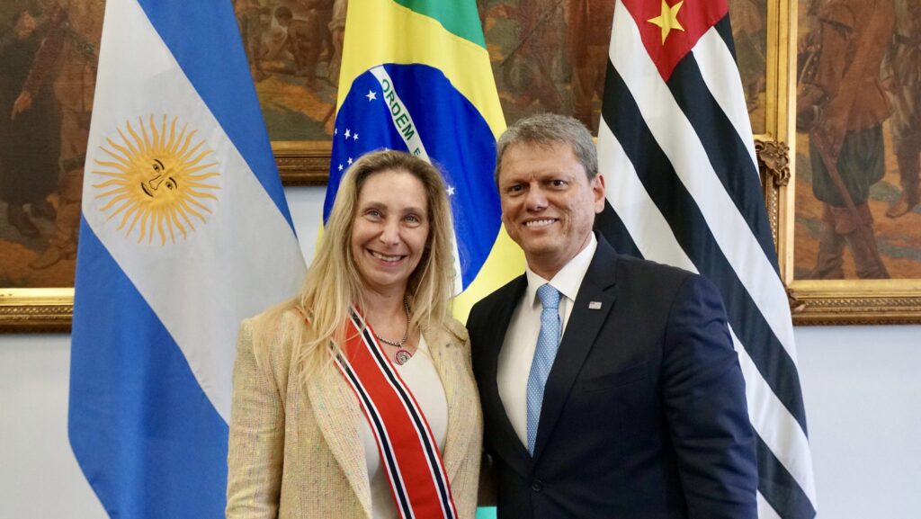 milei-sofre-a-maior-derrota-eleitoral-na-argentina-entenda-os-motivos-extrema-direita-reunida-governador-de-sao-paulo-tarcisio-de-freitas-sorri-ao-lado-de-karina-milei-a-irma-do-presidente-argentino-e-acusada-de-pedir-propina-foto-celso-silva-governo-do-estado-sp-tvt-news