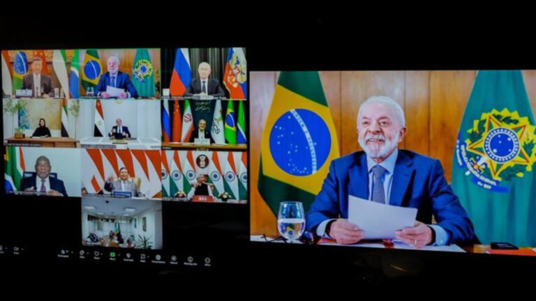 brics-tem-poder-para-ser-nova-lideranca-e-politica-de-trump-e-um-fracasso-para-o-mundo-os-lideres-dos-paises-do-brics-discutiram-nesta-segunda-feira-8-como-ampliar-os-mecanismos-de-comercio-entre-as-nacoes-do-bloco-de-paises-emergentes-o-presidente-lula-organizou-uma-cupula-virtual-com-o-objetivo-de-coordenar-estrategias-centradas-no-multilateralismo-foto-ricardo-stuckert-pr-tvt-news