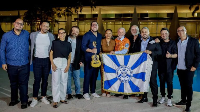 O Tribunal Superior Eleitoral (TSE) rejeitou hoje (12), por unanimidade, dois pedidos de liminar apresentados pelos partidos Novo e Missão contra o presidente Luiz Inácio Lula da Silva, o Partido dos Trabalhadores (PT) e a escola de samba Acadêmicos de Niterói