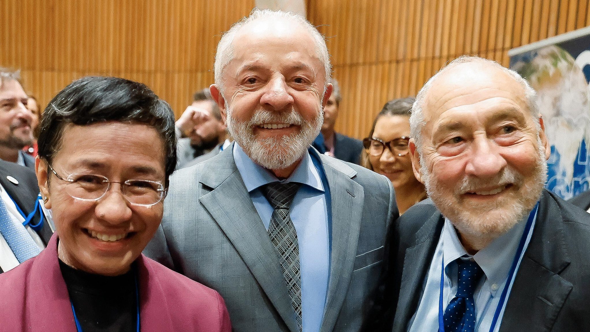 lula-ensina-o-que-voce-fez-pela-democracia-hoje-durante-evento-em-defesa-lula-faz-foto-com-a-premio-nobel-da-paz-a-jornalista-filipina-maria-ressa-e-o-premio-nobel-de-economia-joseph-stiglitz-foto-ricardo-stuckert-pr-tvt-news