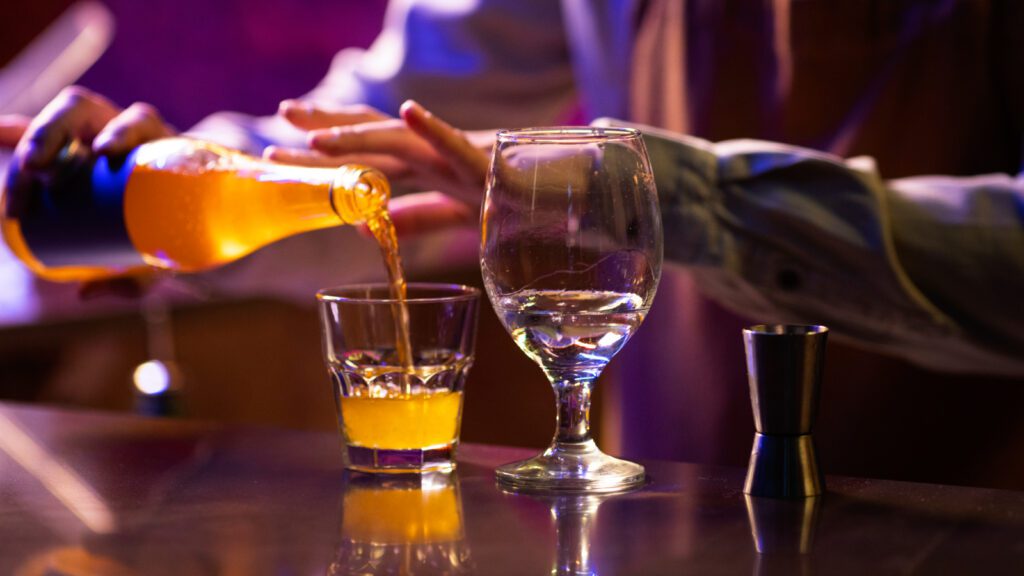 bebidas-metanol:-o-que-se-sabe-sintomas-intoxicacao-os-casos-de-intoxicacao-ocorrem-apos-ingestao-de-diferentes-tipos-de-bebida-como-gin-whisky-e-vodka-foto-freepik-tvt-news