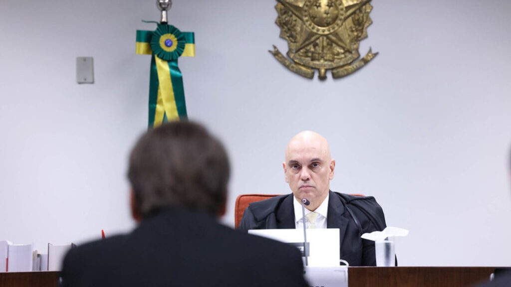 Golpe: julgamento de Jair Bolsonaro e aliados começa nesta terça (2) 1 golpe-julgamento-bolsonaro-e-aliados-comeca-terca-moraes-e-bolsonaro-durante-interrogatorio-dos-reus-em-junho-foto-antonio-augusto-stf-tvt-news