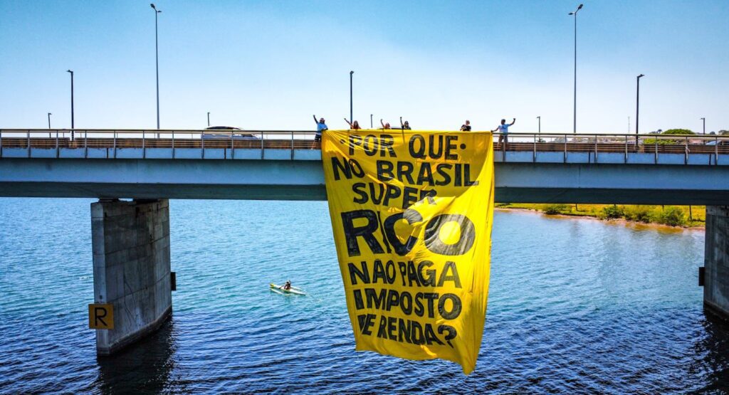 atos-pressionam-congresso-pela-votacao-da-isencao-de-imposto-de-renda-faixa-na-ponte-jk-sociedade-civil-pressiona-congresso-para-votar-a-isencao-de-imposto-de-renda-para-quem-ganha-ate-r-5-mil-foto-scarlett-rocha-tvt-news