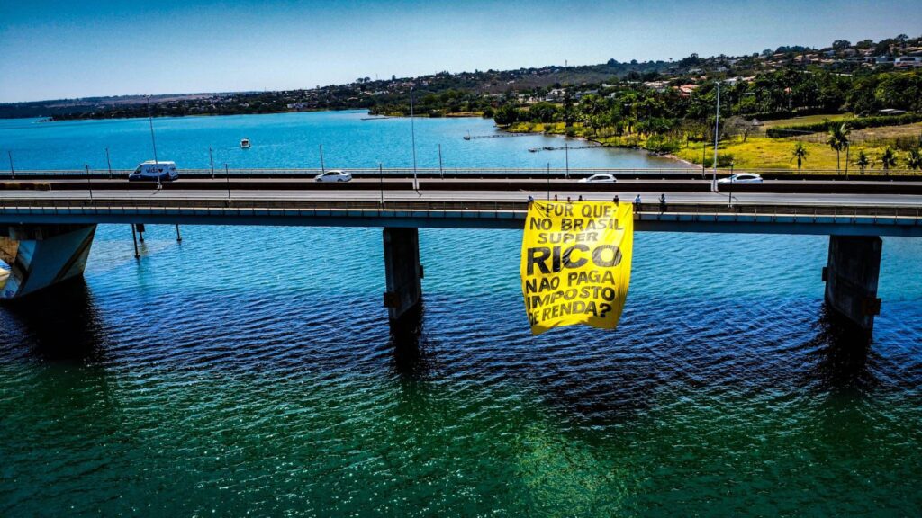 atos-pressionam-congresso-pela-votacao-da-isencao-de-imposto-de-renda-faixa-na-ponte-jk-sociedade-civil-pressiona-congresso-para-votar-a-isencao-de-imposto-de-renda-para-quem-ganha-ate-r-5-mil-foto-scarlett-rocha-tvt-news