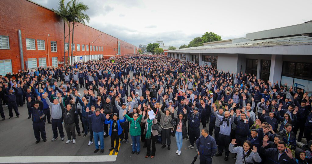 trabalhadores-da-scania-aprovam-acordo-de-campanha-salarial-e-plr-por-dois-anos-assembleia-dos-trabalhadores-da-scania-aprovou-acordou-salarial-foto-adonis-guerra-tvt-news
