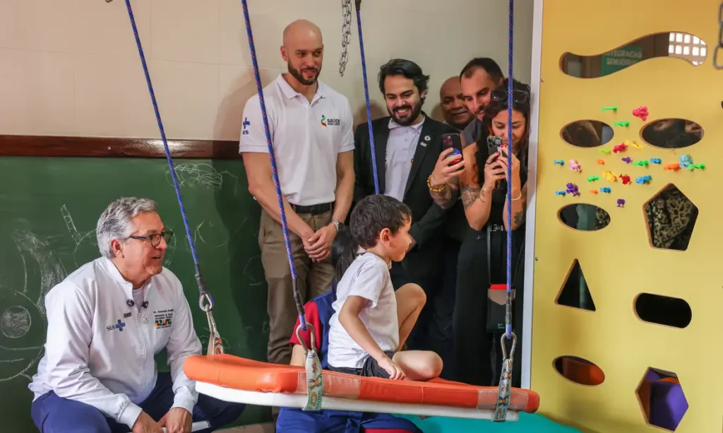 sus-fara-teste-para-diagnostico-precoce-de-autismo-aos-16-meses-ministro-da-saude-alexandre-padilha-e-criancas-foto-jose-cruz-agencia-brasil-tvt-news