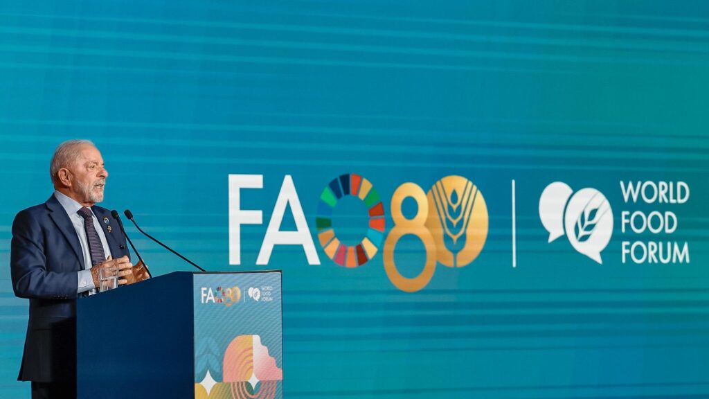 lula-participa-da-abertura-do-forum-mundial-da-alimentacao-em-discurso-na-cerimonia-de-80-anos-da-organizacao-das-nacoes-unidas-para-a-alimentacao-e-a-agricultura-fao-criada-antes-da-propria-onu-presidente-insiste-que-acabar-com-a-fome-depende-de-decisao-politica-no-dia-em-que-o-acordo-israel-hamas-entra-em-acao-lula-lembra-que-a-paz-esta-ligada-ao-combate-a-desigualdades-sociais-foto-ricardo-stuckert-tvt-news