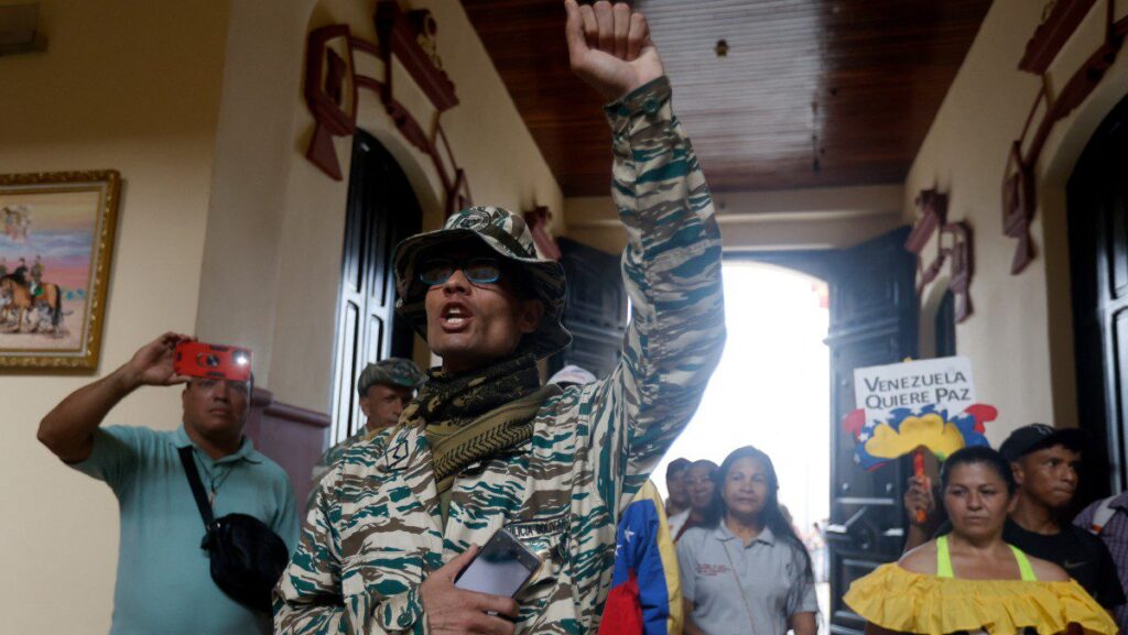 Militares dos EUA fazem manobras no Panamá e Maduro diz que tem 5 mil mísseis russos 2 militares-dos-eua-fazem-manobras-no-panama-e-maduro-diz-que-tem-5-mil-misseis-russos-um-membro-da-milicia-bolivariana-da-venezuela-participa-de-uma-manifestacao-em-apoio-a-campanha-nacional-de-recrutamento-lancada-pelo-governo-do-presidente-nicolas-maduro-no-bairro-23-de-enero-em-caracas-em-30-de-agosto-de-2025-centenas-de-pessoas-atenderam-ao-apelo-do-presidente-nicolas-maduro-em-29-de-agosto-de-2025-para-se-alistarem-nas-forcas-militares-da-venezuela-e-reforcarem-suas-fileiras-diante-da-agressao-imperialista-dos-estados-unidos-foto-de-pedro-mattey-afp-tvt-news