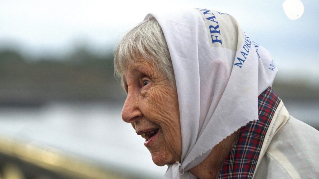 vera-jarach-referencia-das-maes-da-praca-de-maio-morre-aos-97-anos-vera-jarach-figura-de-destaque-da-organizacao-madres-de-plaza-de-mayo-que-busca-criancas-desaparecidas-durante-a-ditadura-argentina-(1976-1983)-morreu-em-buenos-aires-aos-97-anos-anunciou-a-organizacao-humanitaria-em-um-comunicado-em-3-de-setembro-de-2025.-(foto-de-alejandro-pagni-afp)-tvt-news