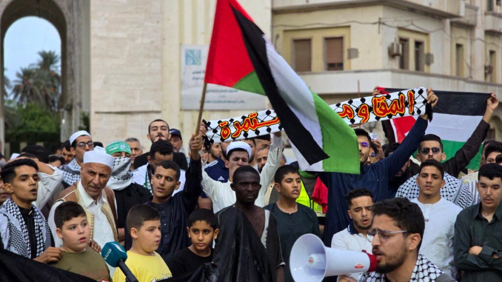 hamas-diz-estar-disposto-a-libertar-refens-sob-proposta-de-trump-libios-participam-de-uma-manifestacao-para-expressar-solidariedade-aos-militantes-da-flotilha-global-sumud-com-destino-a-gaza-em-tripoli-em-3-de-outubro-de-2025-as-embarcacoes-que-zarparam-no-mes-passado-transportando-políticos-e-ativistas-incluindo-a-ativista-sueca-greta-thunberg-em-direcao-a-gaza-foram-interceptadas-por-forcas-israelenses-foto-de-mahmud-turkia-afp-tvt-news