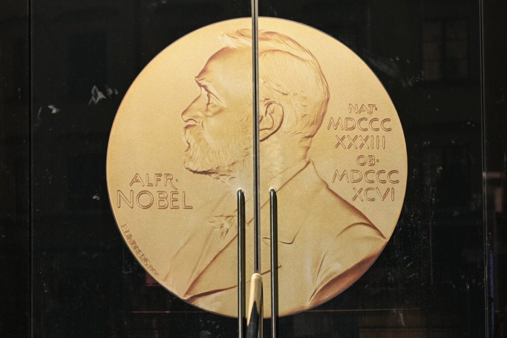 Nobel de Medicina 2026 vai para trio que revelou como o cérebro guarda memórias e emoções 3 nobel-premio-nobel-academia-sueca-premio-nobel-tvt-news-nobel-de-medicina