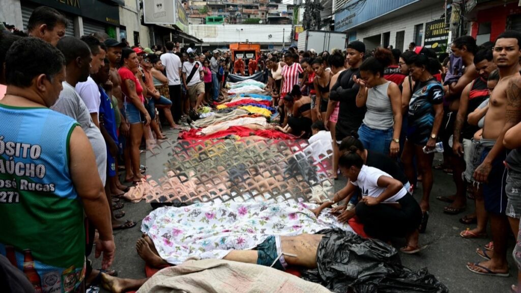 governador-do-rio-chama-de-sucesso-acao-que-resultou-em-massacre-foto-de-pablo-porciuncula-afp-conteudo-sensivel-pessoas-alinham-corpos-na-praca-sao-lucas-da-favela-vila-cruzeiro-no-complexo-da-penha-no-rio-de-janeiro-brasil-em-29-de-outubro-de-2025-apos-a-operacao-contencao-moradores-da-comunidade-da-penha-no-rio-de-janeiro-alinharam-mais-de-60-corpos-em-uma-praca-em-29-de-outubro-um-dia-apos-a-operacao-policial-mais-sangrenta-da-historia-da-cidade-informou-a-afp-tvt-news
