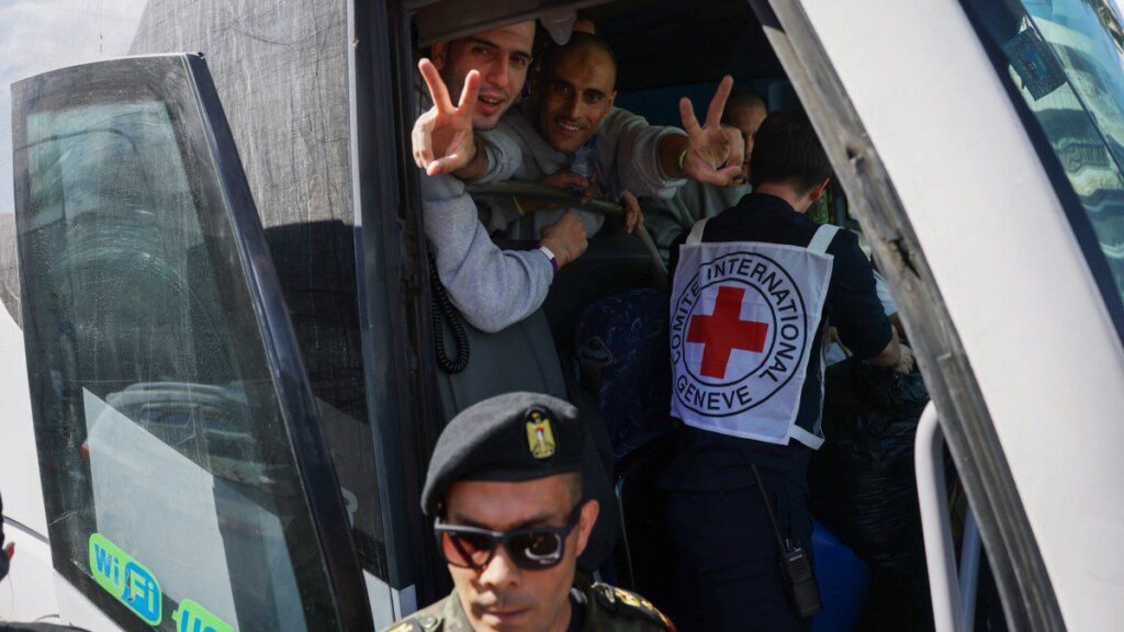 israel-gaza-palestina-refens-acordo-de-paz-cessar-fogo-troca-de-refens-refens-palestinos-refens-isralenses-foto-hazem-bader-afp-tvt-news