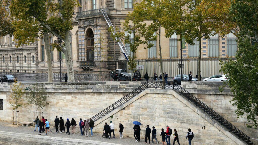 museu-do-louvre-roubo-foto-afp-tvt-news
