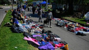 Argentinos vendem seus pertences em jornada para chegar ao fim do mês