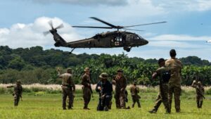 militares-dos-eua-fazem-manobras-no-panama-e-maduro-diz-que-tem-5-mil-misseis-russos-militares-americanos-participam-de-treinamento-de-manobra-de-sobrevivencia-em-colon-panama-em-22-de-outubro-de-2025-foto-de-walter-hurtado-afp-tvt-news