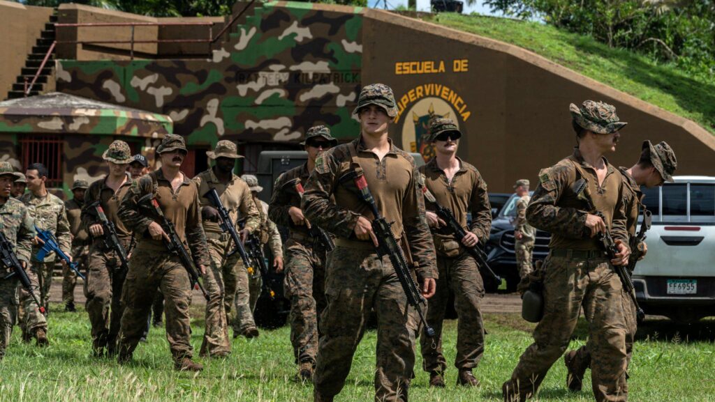 militares-dos-eua-fazem-manobras-no-panama-e-maduro-diz-que-tem-5-mil-misseis-russos-militares-panamenhos-e-americanos-participam-de-um-treinamento-de-manobra-de-sobrevivencia-liderado-pelo-exercito-dos-estados-unidos-na-escola-da-selva-na-antiga-base-militar-americana-sherman-em-colon-panama-em-22-de-outubro-de-2025-foto-de-walter-hurtado-afp-tvt-news