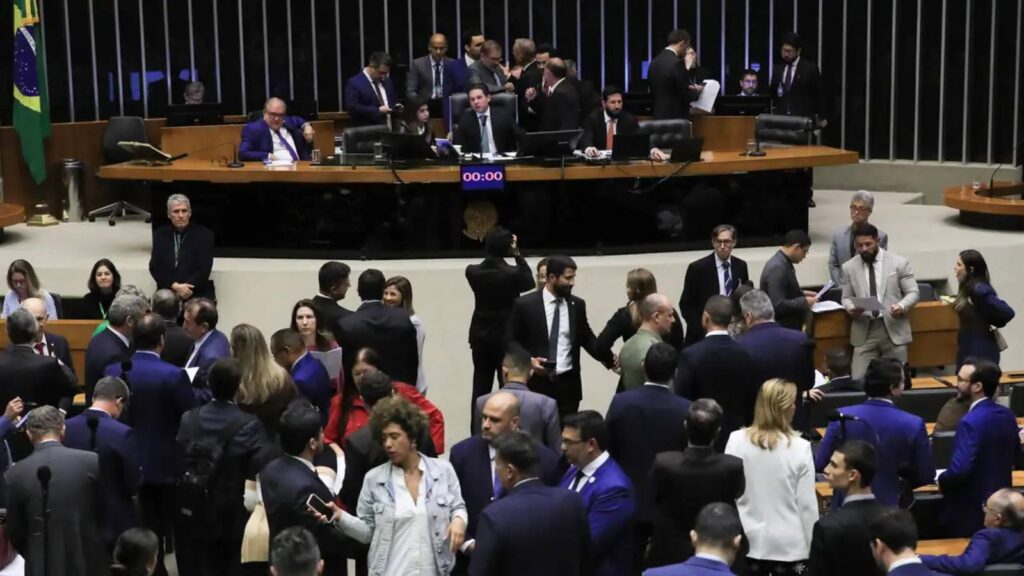 camara-aprova-urgencia-para-votar-direito-a-bagagem-de-mao-gratuita-proposta-diz-que-passageiros-podem-levar-uma-mala-de-mao-e-um-item-pessoal-sem-cobranca-adicional-foto-lula-marques-abr-tvt-news