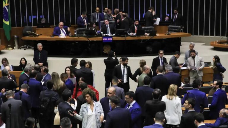 camara-aprova-urgencia-para-votar-direito-a-bagagem-de-mao-gratuita-proposta-diz-que-passageiros-podem-levar-uma-mala-de-mao-e-um-item-pessoal-sem-cobranca-adicional-foto-lula-marques-abr-tvt-news