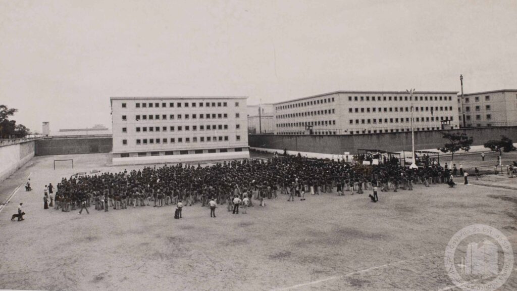 Mortes no RJ passam de 130; Castro fala em “sucesso” em meio a possíveis torturas e execuções 2 rio-de-janeiro-operacao-contencao-corpos-se-acumularam-em-bairros-pobres-do-rio-de-janeiro-numero-de-mortos-maior-que-carandiru-foto-de-1975-do-patio-da-casa-de-detencao-de-sao-paulo-e-tres-dos-seus-pavilhoes-imagem-da-colecao-de-imagens-do-extinto-jornal-aqui-sao-paulo-sob-a-guarda-do-arquivo-publico-do-estado-de-sao-paulo-tvt-news