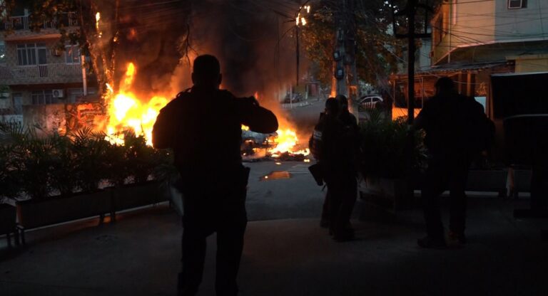 TVTNews 4 operacao-no-rio-e-a-maior-em-15-anos-e-a-mais-letal-no-estado-com-mais-de-60-mortes-operacao-policial-trouxe-cenas-de-guerra-para-o-rj-imagem-cesar-sales-tvt-news