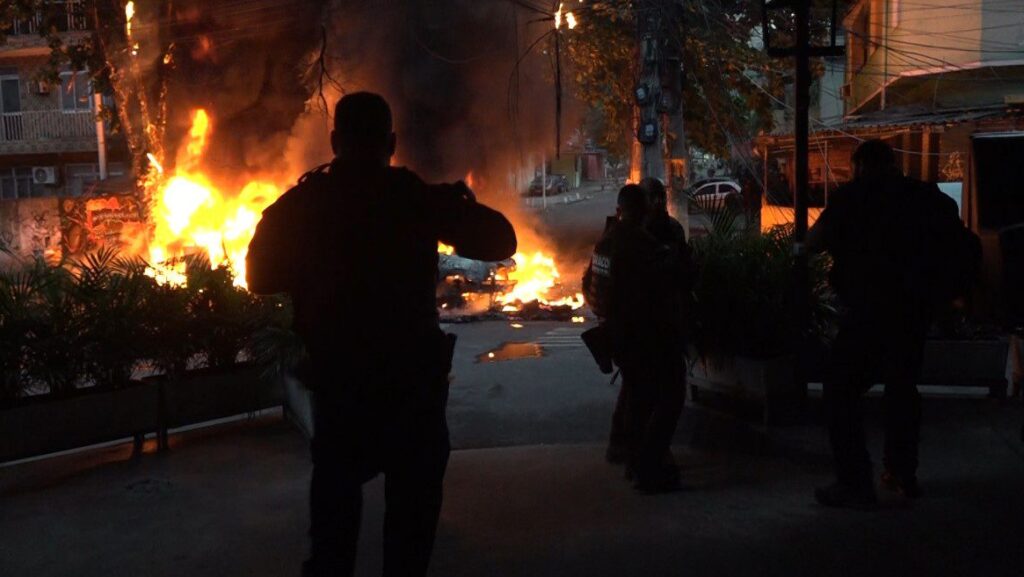 operacao-no-rio-e-a-maior-em-15-anos-e-a-mais-letal-no-estado-com-mais-de-60-mortes-operacao-policial-trouxe-cenas-de-guerra-para-o-rj-imagem-cesar-sales-tvt-news