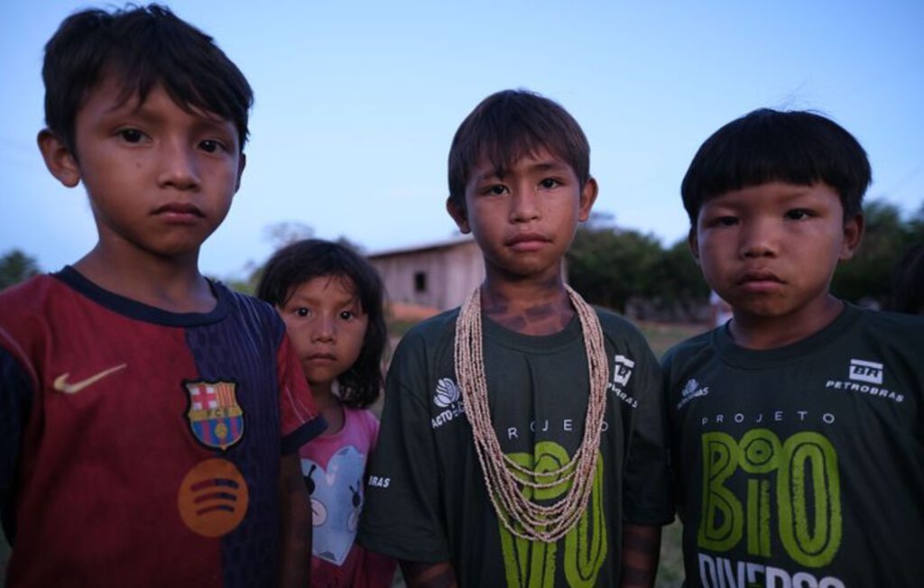 Número de falantes de línguas indígenas aumenta quase 50% em 12 anos 2 criancas-indigenas-povo-rikbaktsa-aldeia-beira-rio-terra-indigena-erikpatsa-fernando-frazao-agencia-brasil-tvt-news