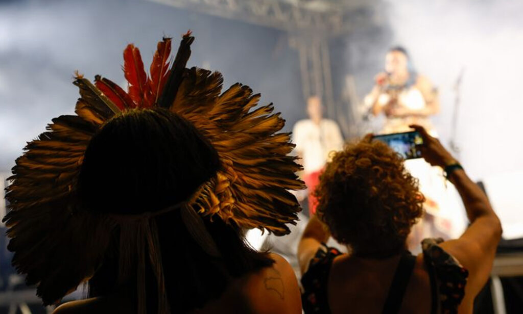 IBGE: 391 etnias indígenas falam 295 línguas no Brasil 1 indigenas-acompanham-show-cantora-dijuena-tikuna-festival-psica-fernando-frazao-agencia-brasil-tvt-news