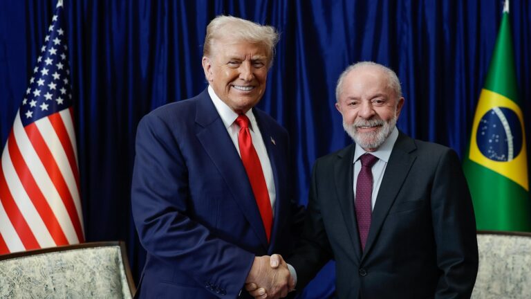 lula-e-trump-se-encontram-para-coversar-sobre-tarifaco-frnte-a-frente-lula-e-trump-dizem-que-havera-conclusao-rapida-para-os-dois-paises-foto-ricardo-stuckert-pr-tvt-news