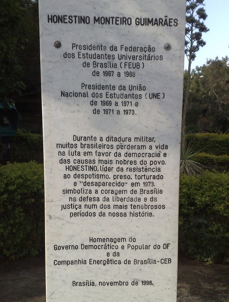 UNE celebra projeto que reconhece Honestino Guimarães como Herói da Pátria 1 une-celebra-projeto-que-reconhece-honestino-guimaraes-como-heroi-da-patria-honestino-guimaraes-e-um-dos-maiores-simbolos-da-luta-estudantil-brasileira-foto-familia-guimaraes-tvt-news