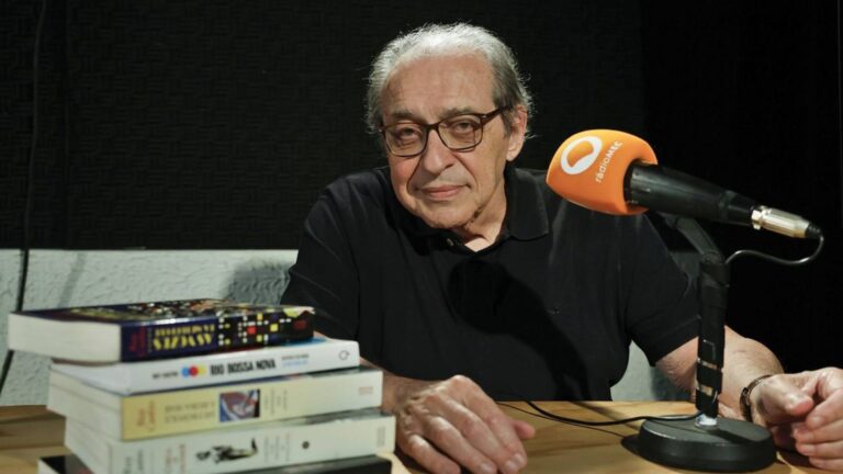 ruy-castro-vence-premio-principal-do-jabuti-com-textos-sobre-tom-jobim-alem-de-receber-a-estatueta-dourada-ruy-castro-foi-contemplado-com-um-premio-de-r-70-mil-foto-tania-rego-agenciabrasil-tvt-news