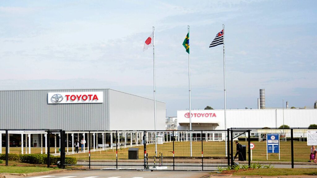 metalurgicos-comemoram-retorno-da-producao-da-toyota-e-preservacao-dos-empregos-em-sorocaba-producao-foi-comprometida-apos-temporal-que-atingiu-fabrica-de-motores-foto-foguinho-smetal-tvt-news