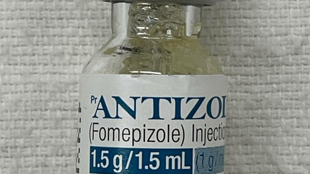 antidoto-para-metanol-ministerio-da-saude-recebe-2-5-mil-unidades-de-fomepizol-ampola-de-fomepizol-antidoto-para-uso-intravenoso-deve-ser-aplicado-por-profissionais-da-saude-foto-doutor-james-via-wikimedia-commons-tvt-news