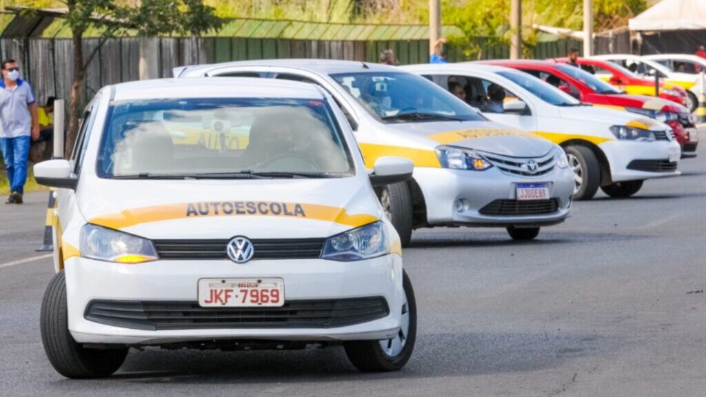 governo-avanca-dispensa-autoescola-para-tirar-cnh-cerca-de-20-milhoes-de-brasileiros-dirigem-sem-carteira-hoje-foto:-paulo-h-carvalho-tvt-news