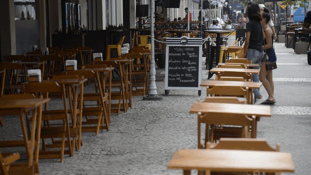 crise-do-metanol-muda-rotina-de-bares-e-consumidores-em-sao-paulo-bares-passam-a-verificar-lacres-e-procedencias-de-bebidas-alcoolicas-foto-tomaz-silva-agencia-brasil-tvt-news