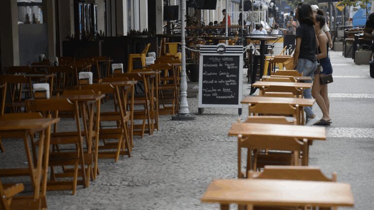 crise-do-metanol-muda-rotina-de-bares-e-consumidores-em-sao-paulo-bares-passam-a-verificar-lacres-e-procedencias-de-bebidas-alcoolicas-foto-tomaz-silva-agencia-brasil-tvt-news