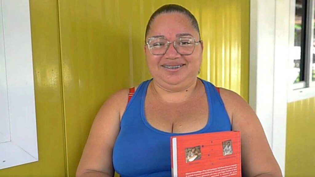 bolsa-familia-2-milhoes-melhoram-de-vida-e-deixam-o-programa-em-2025-carla-barros-foi-ao-cras-devolver-seu-cartao-quando-se-formou-educadora-para-outras-que-precisam-foto-mds-tvt-news