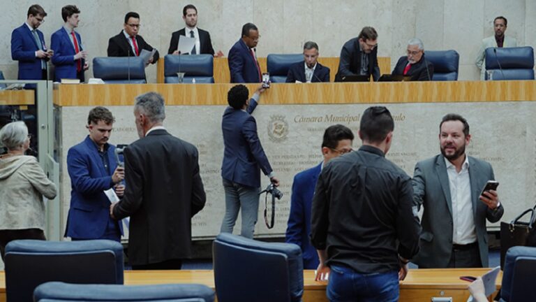 homenagem-cabeleireiro-michelle-bolsonaro-iptu-direita-foto-richard-lourenco-rede-camara-sp-tvt-news