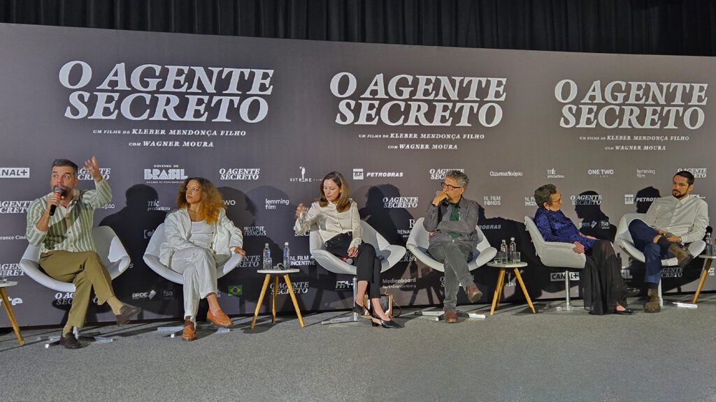 wagner-moura-alice-carvalho-emilie-lesclaux-kleber-mendonca-filho-tania-maria-gabriel-leone-durante-coletiva-imprensa-filme-raquel-freitas-o-agente-secreto-tvt-news