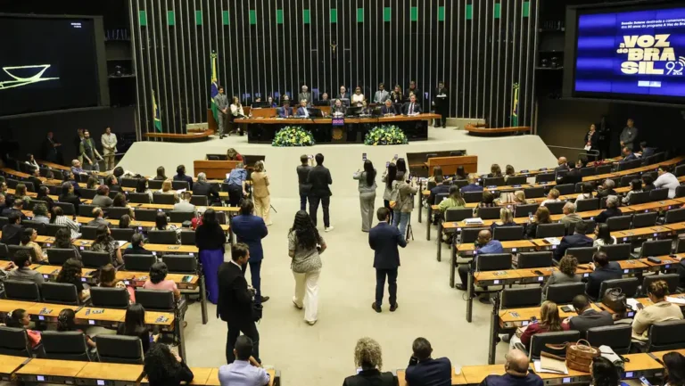 pgr-se-manifesta-contra-mandato-parlamentar-online-decisao-pode-afetar-eduardo-bolsonaro-pgr-e-favoravel-que-o-parlamentar-perca-o-mandato-caso-o-politico-nao-compareca-ao-trabalho-presencial-legislativo-foto-jose-cruz-agencia-brasil-tvt-news