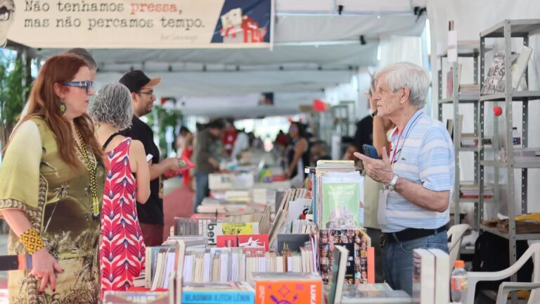 festival-do-livro-do-rio-comeca-dia-23-com-o-tema-literatura-democracia-e-resistencia-4a-edicao-do-festival-do-livro-do-rio-de-janeiro-fliv-rio-acontece-nos-dias-23-24-e-25-de-outubros-foto-fliv-rio-tvt-news