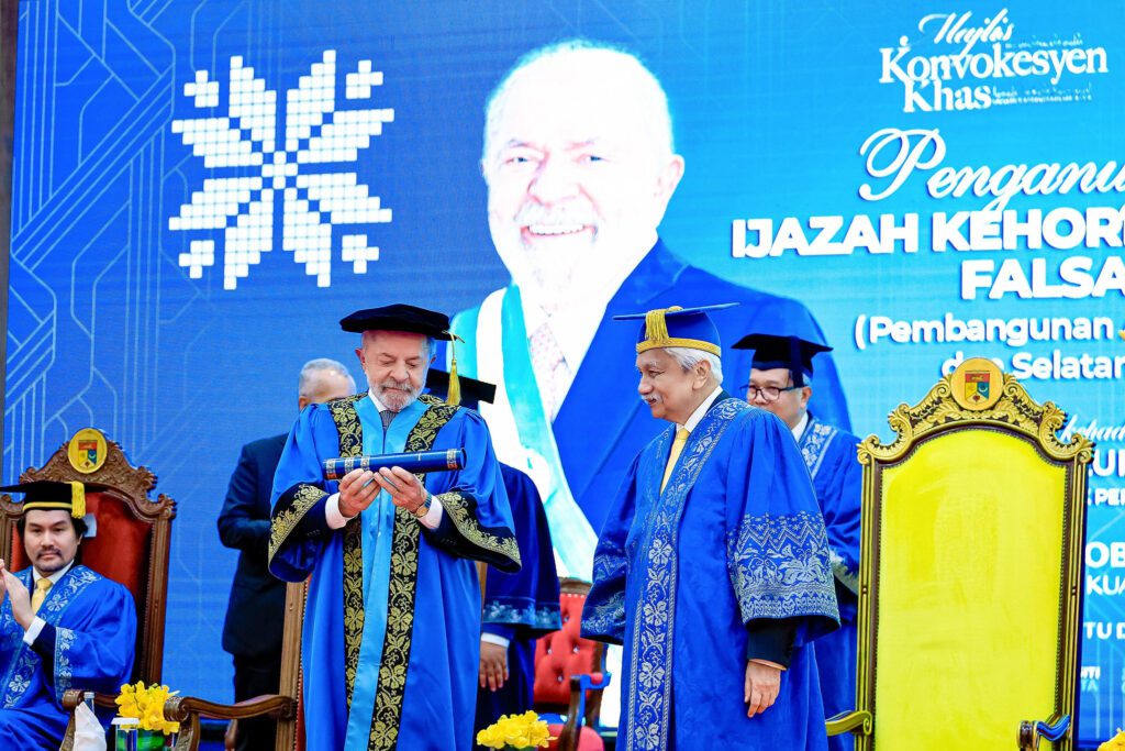 Lula recebe o 38° título de doutor honoris causa, diploma de todos os brasileiros 3 lula-recebe-o-38-titulo-de-doutor-honoris-causa-diploma-de-todos-os-brasileiros-titulo-de-doutor-honoris-causa-reforca-trajetoria-do-lider-brasileiro-na-promocao-da-inclusao-social-da-educacao-e-da-cooperacao-entre-paises-do-sul-global-fotos-ricardo-stuckert-pr-tvt-news