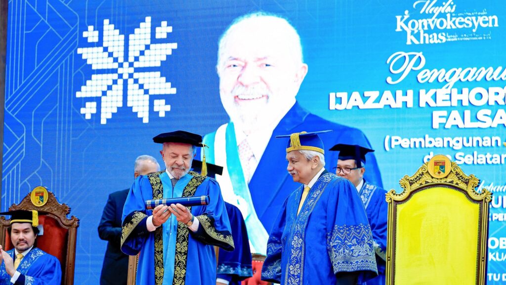 Lula 80 anos: um dos maiores ganhadores de títulos honoris causa do Brasil 7 lula-recebe-o-38-titulo-de-doutor-honoris-causa-diploma-de-todos-os-brasileiros-titulo-de-doutor-honoris-causa-reforca-trajetoria-do-lider-brasileiro-na-promocao-da-inclusao-social-da-educacao-e-da-cooperacao-entre-paises-do-sul-global-fotos-ricardo-stuckert-pr-tvt-news