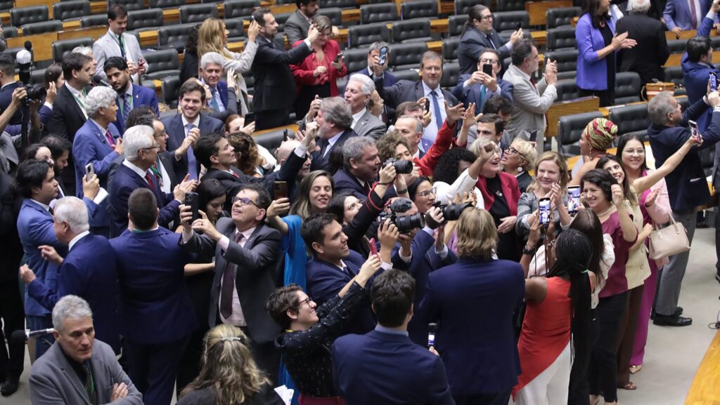 isencao-do-imposto-de-renda-saiba-como-voce-sera-afetado-deputados-progressistas-comemoraram-a-vitoria-unanime-da-pauta-foto-bruno-spada-camara-dos-deputados-tvt-news