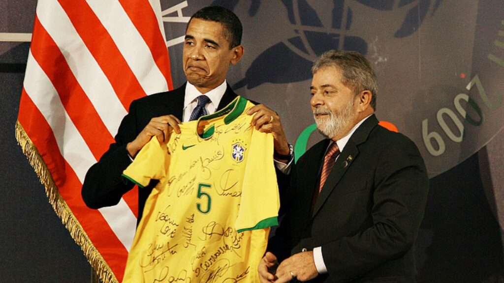 Especial Lula 80 anos: os encontros que moldaram a diplomacia brasileira 3 No G20 em Londres, em 2009, o então presidente dos EUA, Barack Obama, apontou para Lula diante de líderes do mundo e, entre risos, disse: “That’s my man right here. I love this guy.”. Foto: Ricardo Stuckert/PR